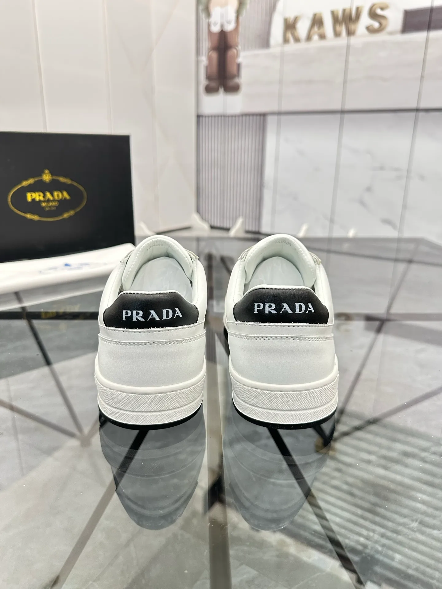Men's shoes: 💰P400¥ Product trademark: Prada *"Prada*" low-top casual shoes Regular size: 38-44 (can be customized to 45) Product materials: imported cowhide upper, sheepskin lining, original outsole. Number: 020